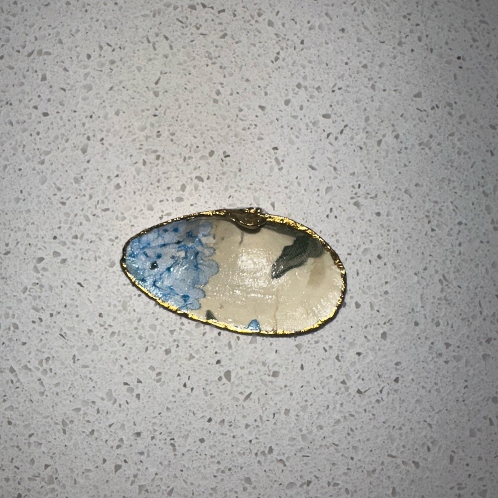 Small Hydrangea decoupage shell dish - Picture 2 of 5